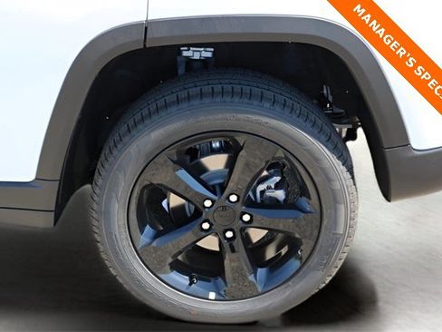 New 2025 Jeep Grand Cherokee Limited w/ Black Appearance Package image 9