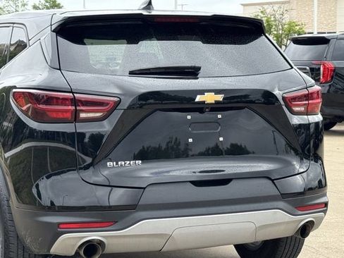 Used 2025 Chevrolet Blazer LT FWD image 9