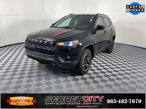 Used 2024 Jeep Compass Trailhawk w/ Trailhawk Convenience Group image 3