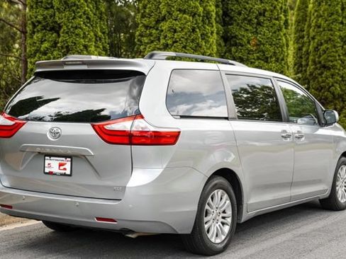 Used 2015 Toyota Sienna XLE w/ XLE Navigation Package FWD image 17