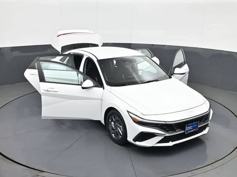 Certified 2024 Hyundai Elantra SEL FWD image 30