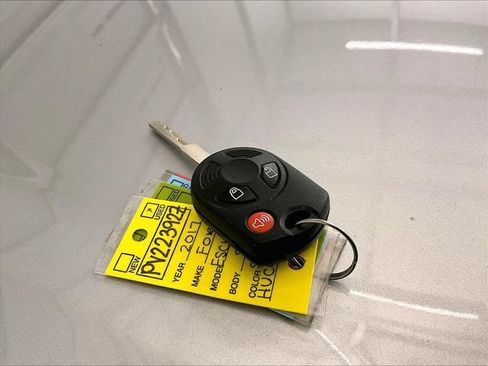 Used 2017 Ford Escape SE w/ SE Cold Weather Package AWD/4WD image 9