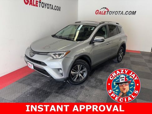Used 2018 Toyota RAV4 XLE image 1
