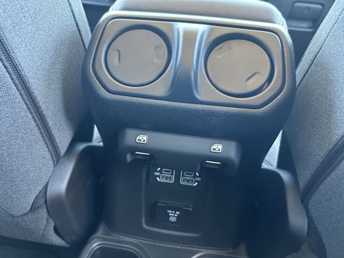 Used 2025 Jeep Wrangler Sahara image 15