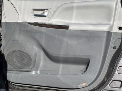 Used 2015 Toyota Sienna L image 14