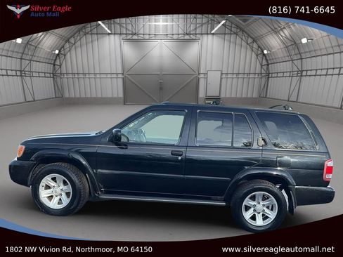 Used 2002 Nissan Pathfinder LE image 2
