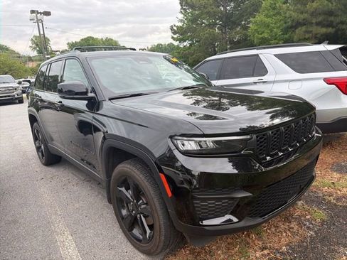 Used 2024 Jeep Grand Cherokee Altitude AWD/4WD image 4