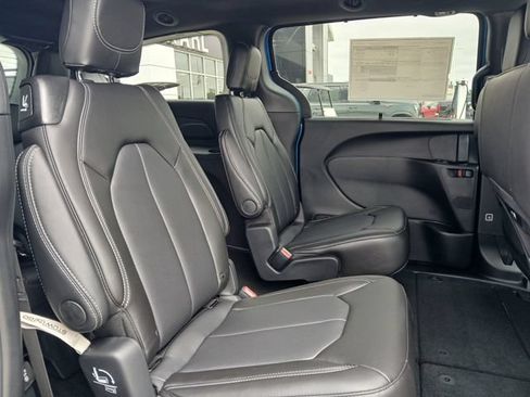 New 2027 Chrysler Pacifica Select FWD image 19