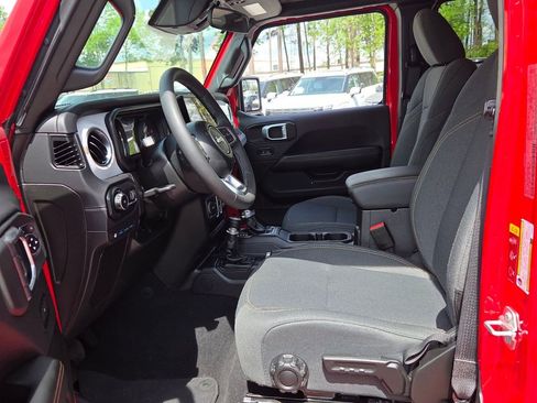 Used 2025 Jeep Wrangler Unlimited Sahara AWD/4WD image 5