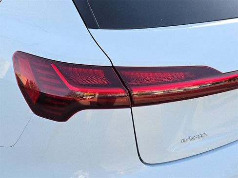 Used 2019 Audi e-tron Premium Plus image 38