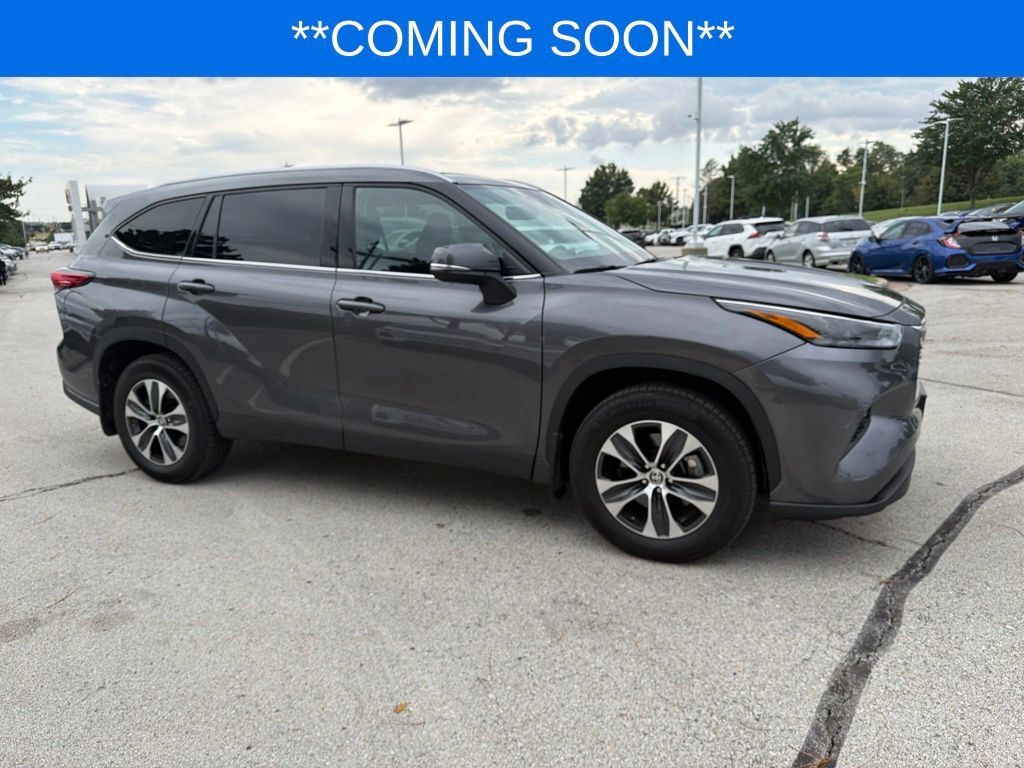 Used 2022 Toyota Highlander XLE AWD/4WD image 4