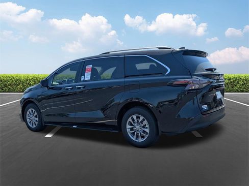 New 2026 Toyota Sienna XLE FWD image 6