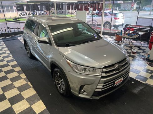 Used 2018 Toyota Highlander XLE AWD/4WD image 15