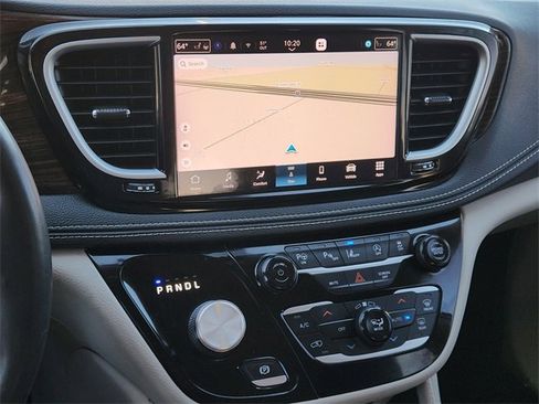 Used 2022 Chrysler Pacifica Limited image 17