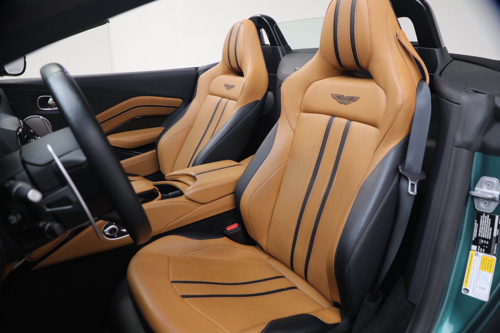 Used 2023 Aston Martin V8 Vantage Roadster RWD image 30