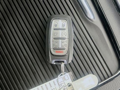 Used 2026 Chrysler Pacifica Limited w/ S Appearance Package FWD image 33