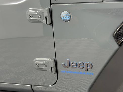 Used 2025 Jeep Wrangler Unlimited Rubicon 4xe w/ Technology Group AWD/4WD image 14