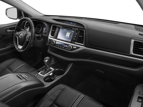 Used 2018 Toyota Highlander XLE w/ Carpet Mat Package (TMS) AWD/4WD image 16