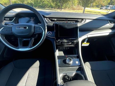 New 2025 Jeep Grand Cherokee Laredo w/ Luxury Tech Group I image 5