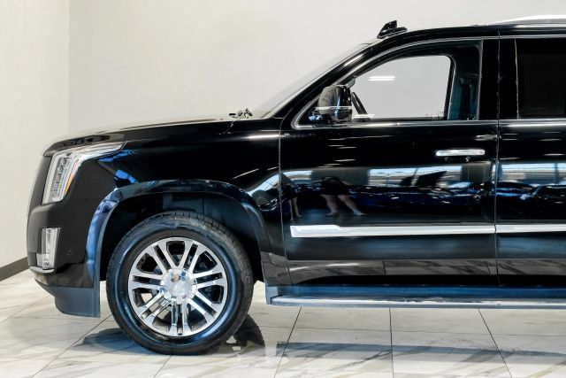 Used 2020 Cadillac Escalade 2WD image 17