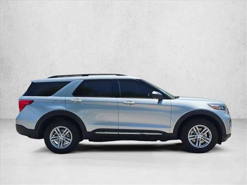 Used 2023 Ford Explorer XLT AWD/4WD image 4