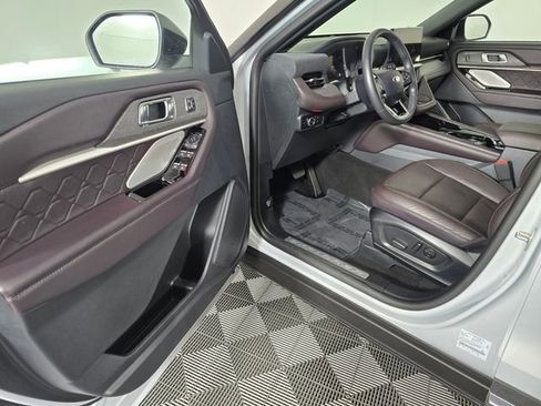 Certified 2025 Ford Explorer Platinum w/ LUX Leather Package image 22