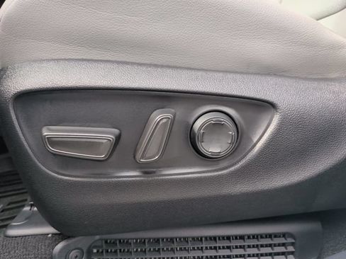 Used 2025 Toyota Sienna XLE w/ XLE Plus Package FWD image 15