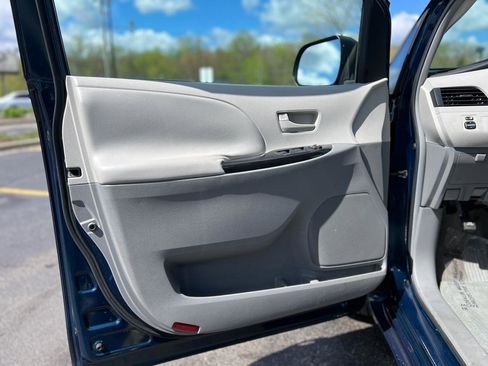 Used 2011 Toyota Sienna FWD image 12