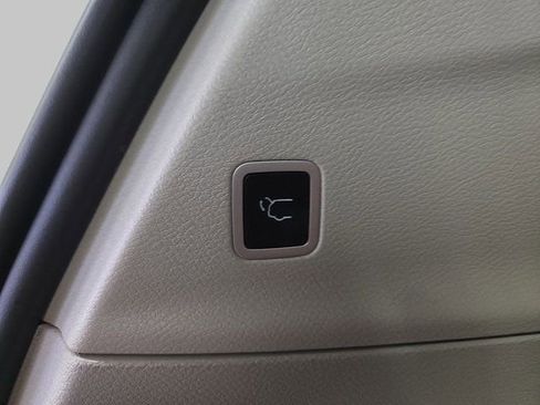 Used 2024 Chrysler Pacifica Touring-L image 16