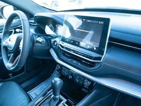 Used 2023 Jeep Compass Limited image 38