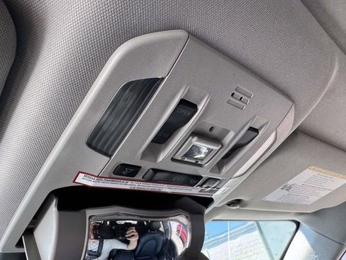 Used 2021 Toyota Highlander XLE AWD/4WD image 40