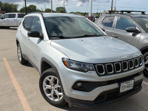 Used 2024 Jeep Compass Latitude AWD/4WD image 1