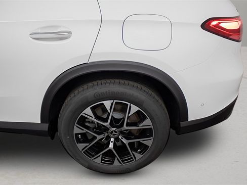 Used 2025 Mercedes-Benz GLC 350e 4MATIC image 15