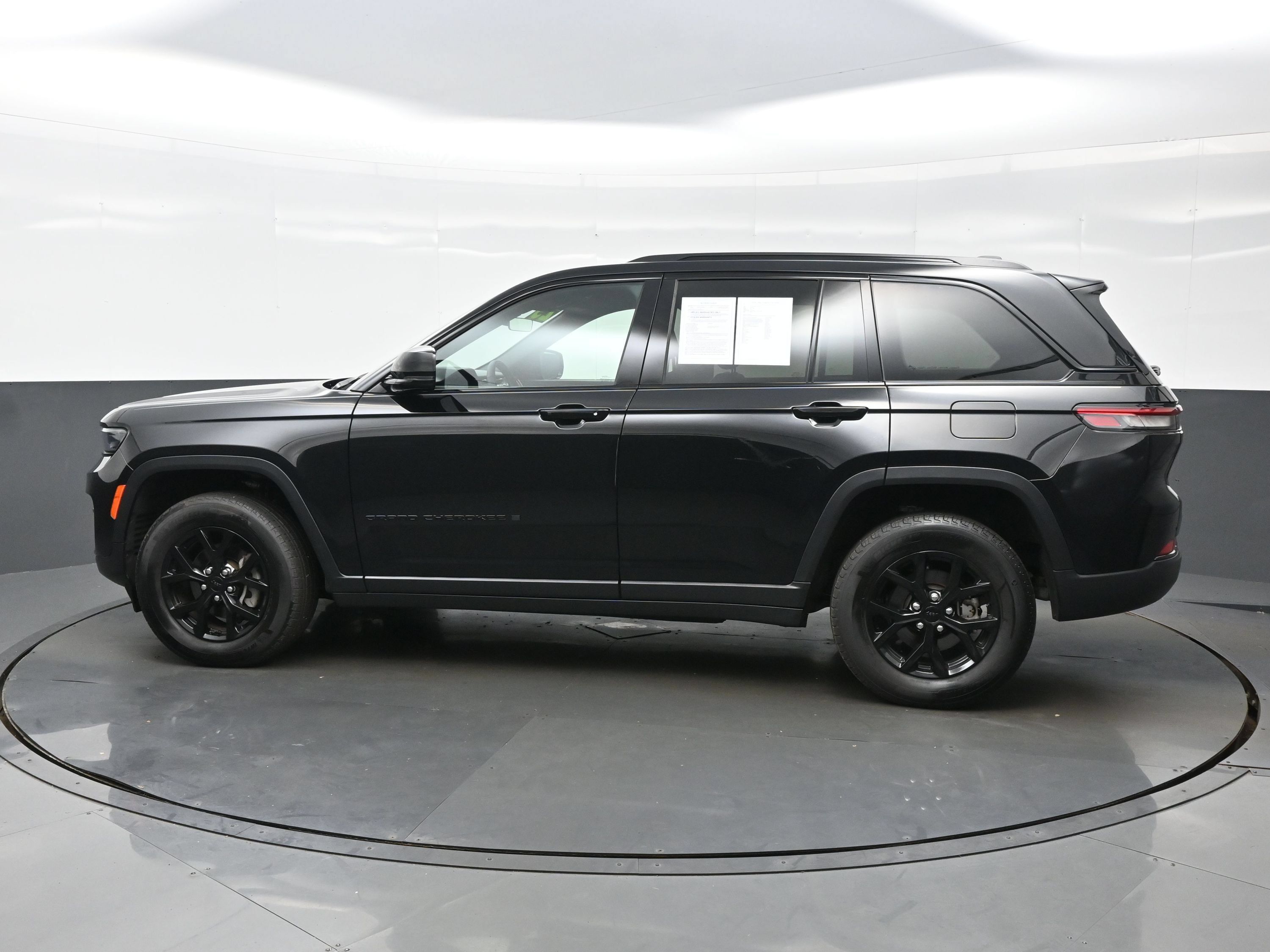 Used 2025 Jeep Grand Cherokee Altitude AWD/4WD image 3