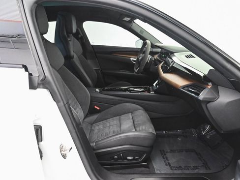 Used 2022 Audi e-tron GT Premium Plus image 34