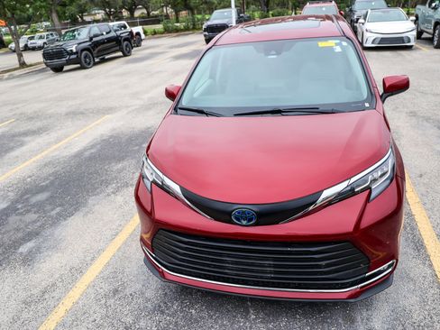 Used 2022 Toyota Sienna XLE FWD image 3
