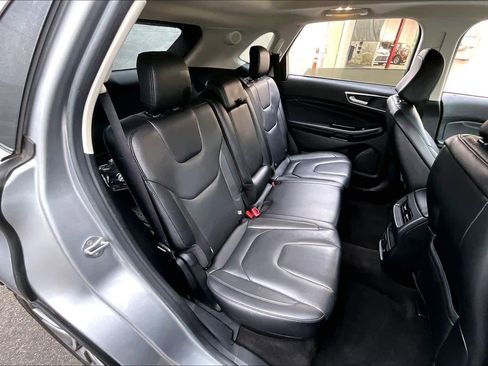 Used 2020 Ford Edge Titanium image 18