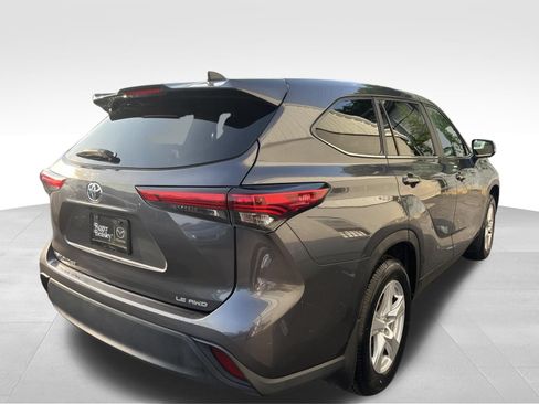 Used 2023 Toyota Highlander LE AWD/4WD image 5