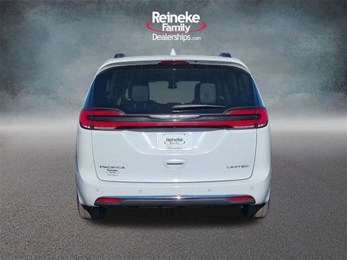 Used 2022 Chrysler Pacifica Limited image 6