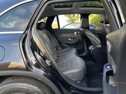 Used 2020 Mercedes-Benz GLC 300 4MATIC w/ Premium Package image 28