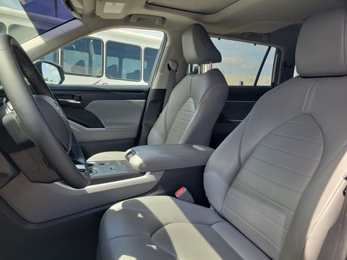 Used 2021 Toyota Highlander XLE FWD image 12