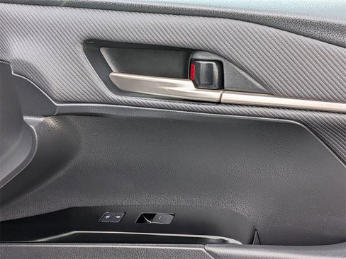 Used 2025 Toyota Camry SE image 33