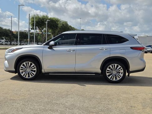 Used 2023 Toyota Highlander Platinum FWD image 6