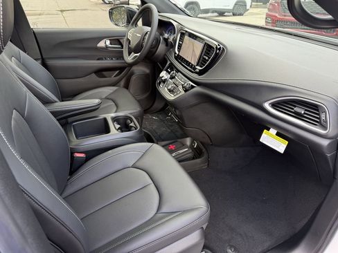 New 2026 Chrysler Pacifica Select image 22