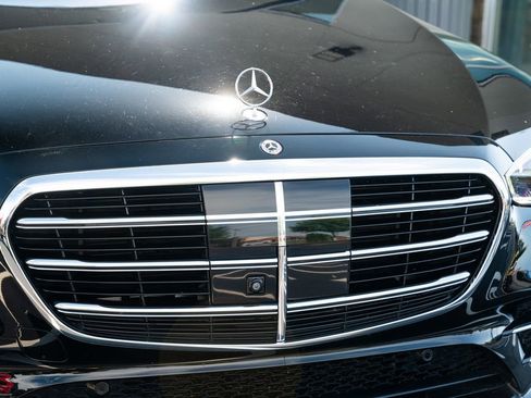 Used 2022 Mercedes-Benz S 500 4MATIC w/ AMG Line Package image 5