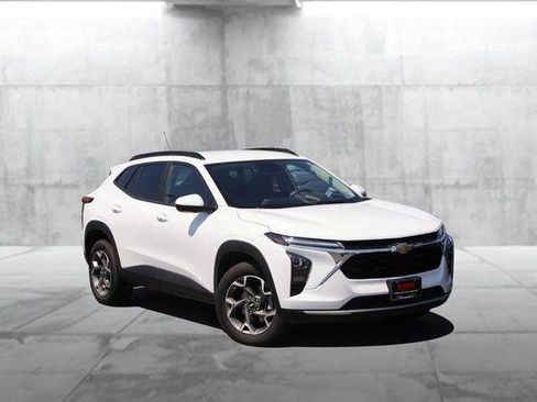Used 2025 Chevrolet Trax LT w/ LT Convenience Package FWD image 2
