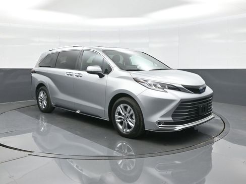 Certified 2025 Toyota Sienna Limited AWD/4WD image 1