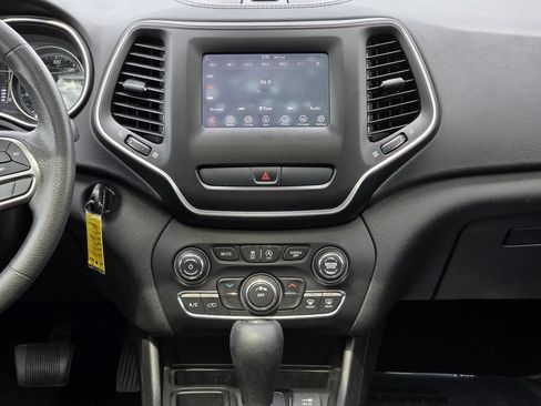Used 2019 Jeep Cherokee Latitude w/ Popular Appearance Group FWD image 24