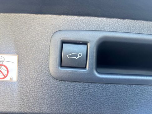 Used 2025 Toyota Highlander LE FWD image 22