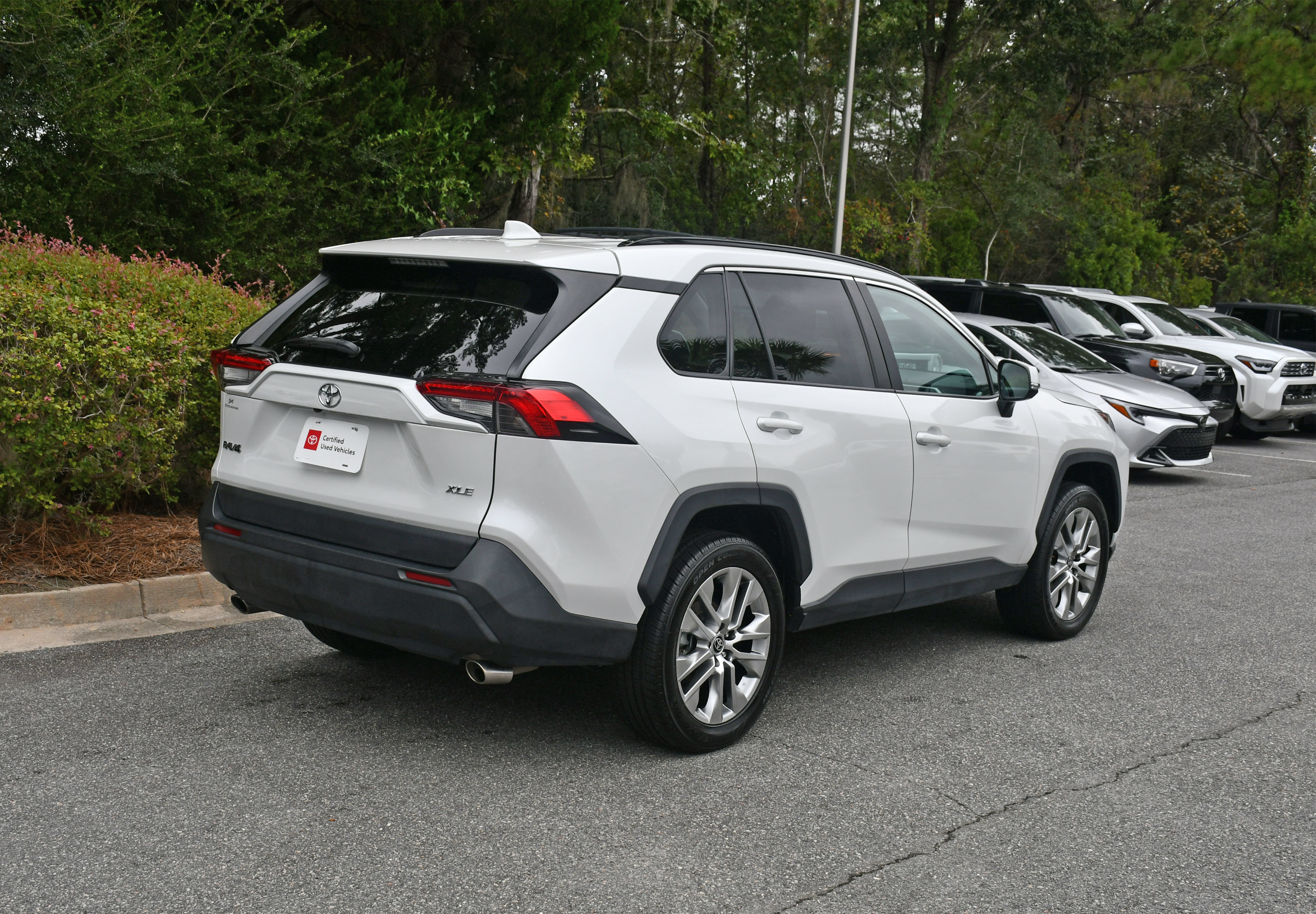 Used 2023 Toyota RAV4 XLE Premium FWD image 4
